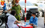 Công an Hà Nội tuần tra, lập biên bản xử phạt người không đeo khẩu trang